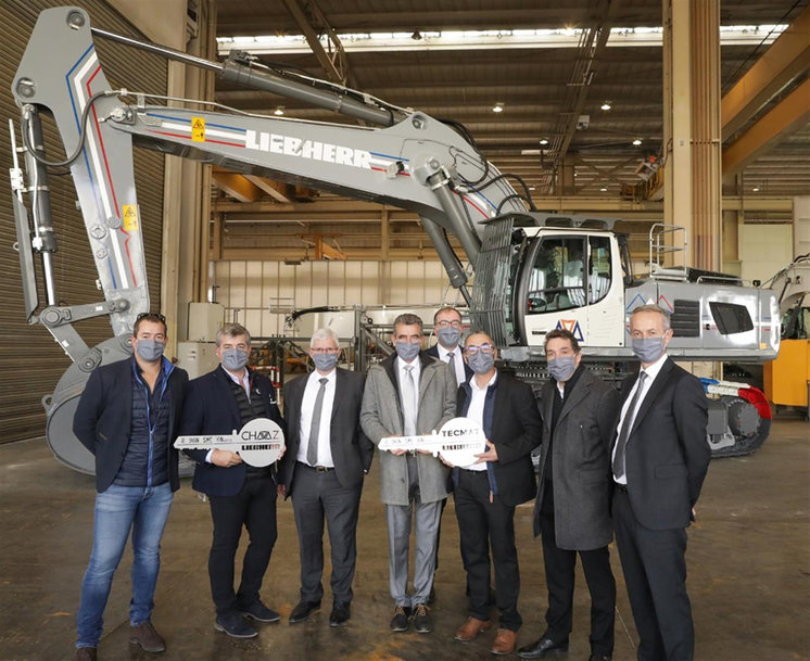 Jubilee : Excavator marking 60 years of Liebherr in France handed over to the Chavaz Père et Fils company